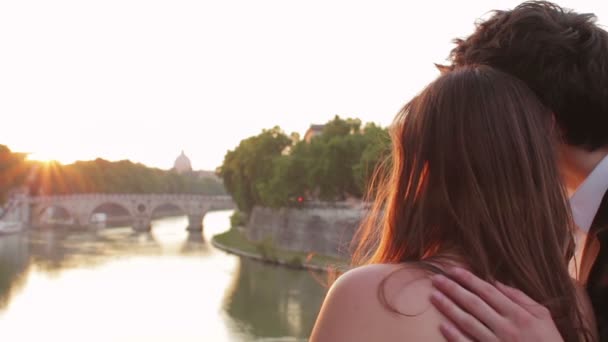 Deux amoureux admirent le coucher du soleil, avec le fond de Saint-Pierre - soleil — Video