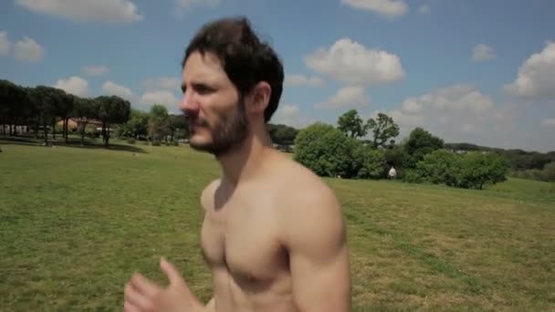 Mann läuft in einem Park — Stockvideo