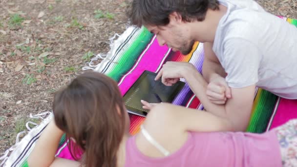 Casal jovem com computador tablet — Vídeo de Stock