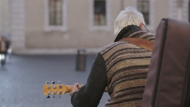 Artista callejero tocando la guitarra en una plaza típica de Roma — Vídeo de stock