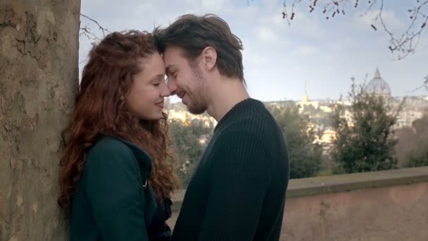 Love in Rome: young lovers kissing with st. Peter in background — Stockvideo