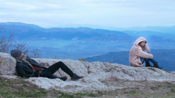 Una pareja en la montaña tiene problemas y crisis. Divorcio y separación — Vídeo de stock