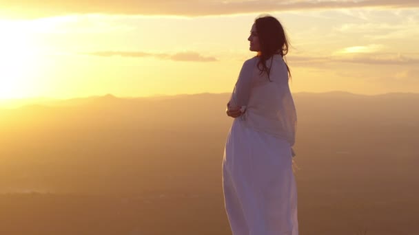 Mooie vrouw met ademloos zonsondergang — Stockvideo