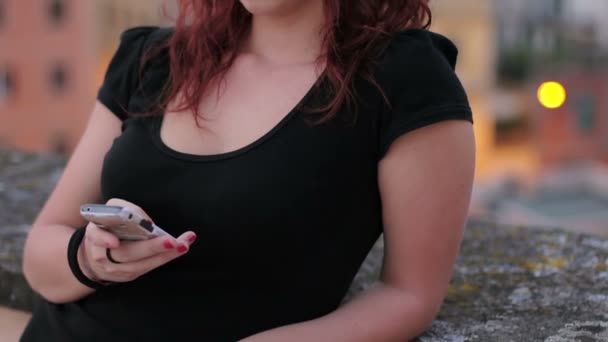 Belle femme avec téléphone portable 