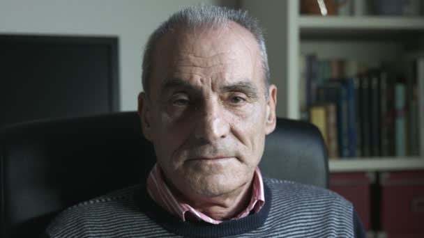 Λυπημένος και καταθλιπτικός ηλικιωμένος άνδρας κάθεται στοχαστικό στο σπίτι: σκεπτικός, μόνος — Αρχείο Βίντεο