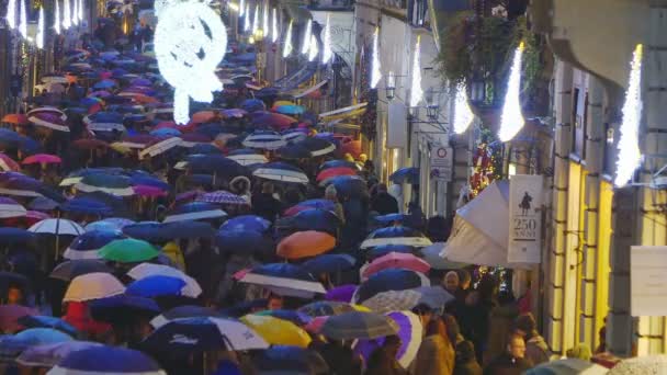 在圣诞节的时候雨下的人群 — 图库视频影像