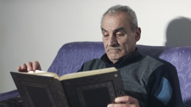 Anciano religioso leyendo la sagrada biblia — Vídeo de stock