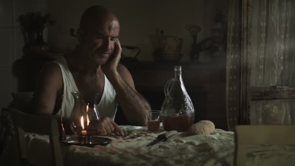 Przygnębiony człowiek w kuchni: samotny smutny człowiek siedzi sam, zadumany zamyślony — Wideo stockowe