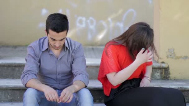 Una chica abofetea a un chico - el final de una amistad - el final de un amor - abofetea — Vídeo de stock