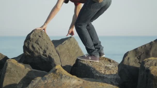Pojken går på klipporna — Stockvideo