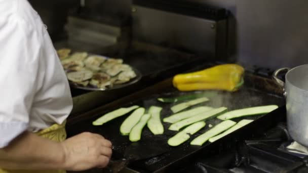 Головна кухня на грилі овочі — стокове відео