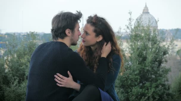 Man and woman in love kissing in Rome with st. Peter dome in background — Stockvideo