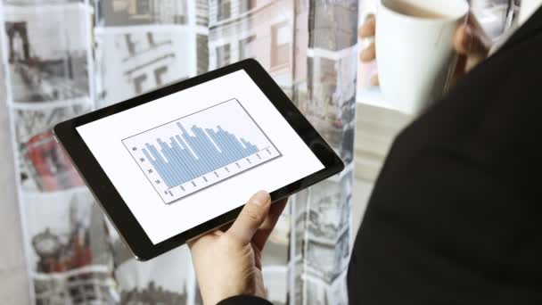 Geschäftsmann arbeitet mit Finanzdiagrammen — Stockvideo