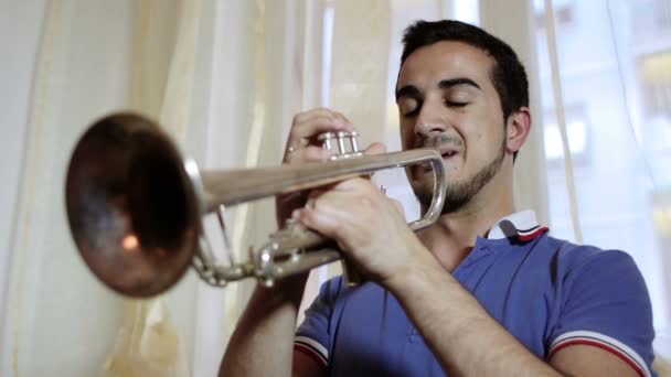 Человек, играющий на трубе — стоковое видео