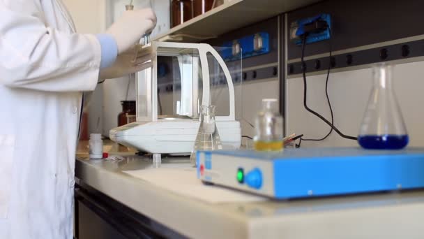 Scentist werken in genetische laboratorium — Stockvideo