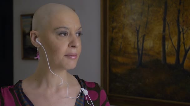 Женщина, пережившая рак, говорит на мобильном телефоне: химиотерапия, лысый, 4k — стоковое видео