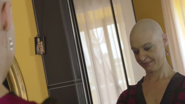 Счастливый переживший рак после успешной химиотерапии носить парик: надежда, жизнь — стоковое видео