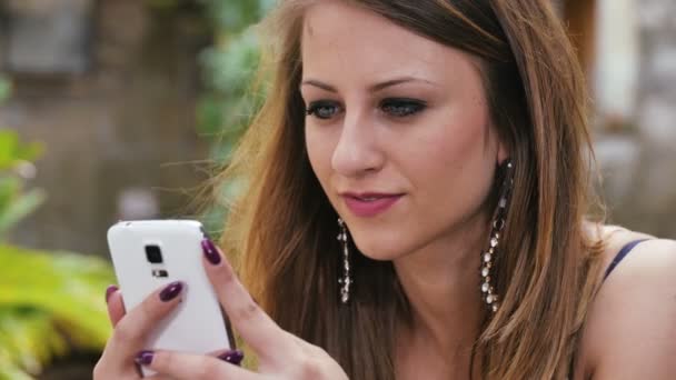 Teenager SMS на смартфоне — стоковое видео