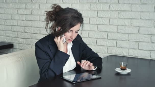 Mujer de negocios preocupada comprobar el trabajo — Vídeo de stock