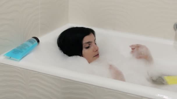 Mujer se relaja en el baño — Vídeo de stock