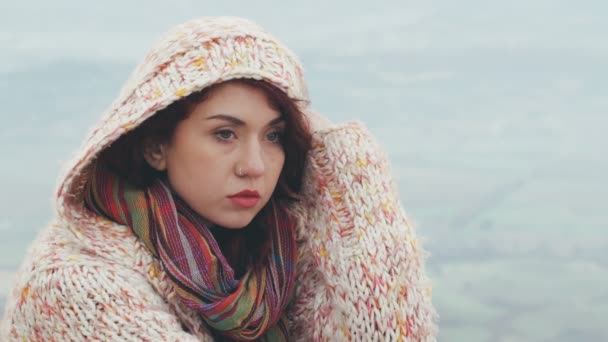 Girl takes a moment of meditation during an excursion with her boyfriend — Stock Video