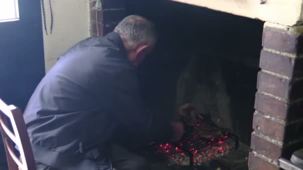 Velho homem cozinhando bifes — Vídeo de Stock