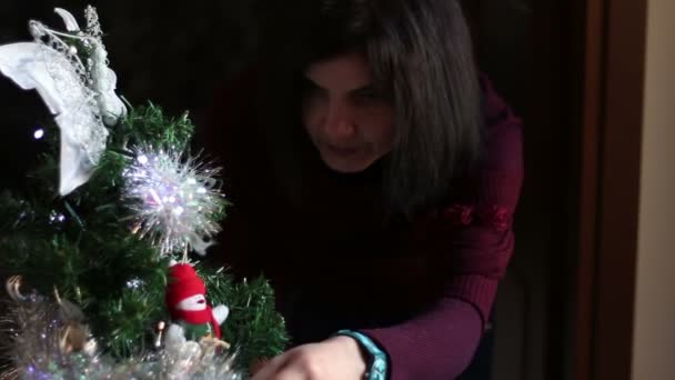 Frau schmückt Weihnachtsbaum — Stockvideo