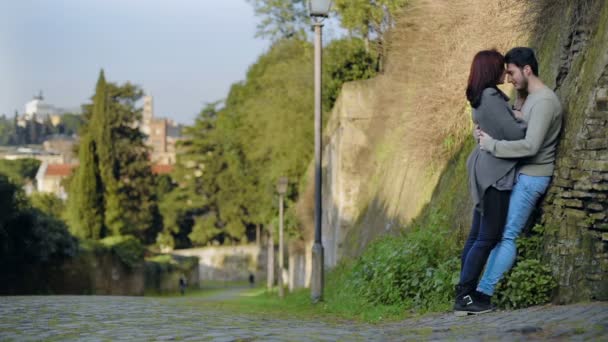 Fiatal, érzéki pár-kültéri portréfelvételeknek. Fiú és lány szórakozás Rómában — Stock videók