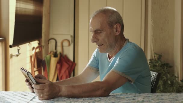 Gammal man använder tablet PC hemma: äldre, teknik, internet — Stockvideo