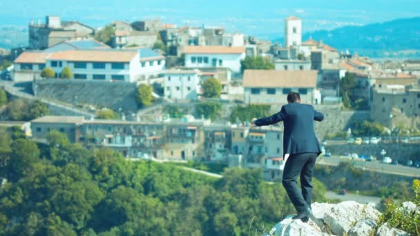 Hombre de negocios se regocija por la realización del éxito — Vídeo de stock