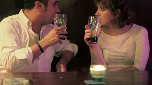 Dos amigos hablando sobre cerveza en un pub — Vídeos de Stock