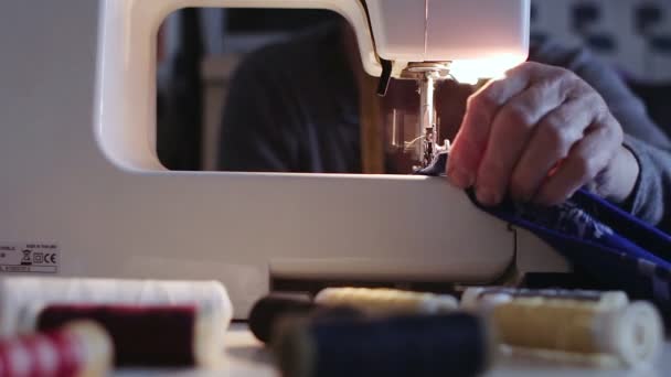 Швея работает с швейной машинкой — стоковое видео