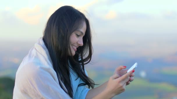 Wanita cantik menggunakan ponsel — Stok Video