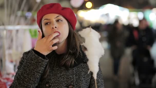 Молодая женщина ест котлеты — стоковое видео