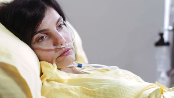Mulher triste com câncer de pulmão — Vídeo de Stock