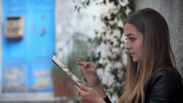 Mulher usando um computador tablet — Vídeo de Stock