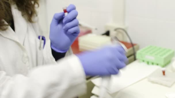 Biochemist with automatic pipette — Stock Video