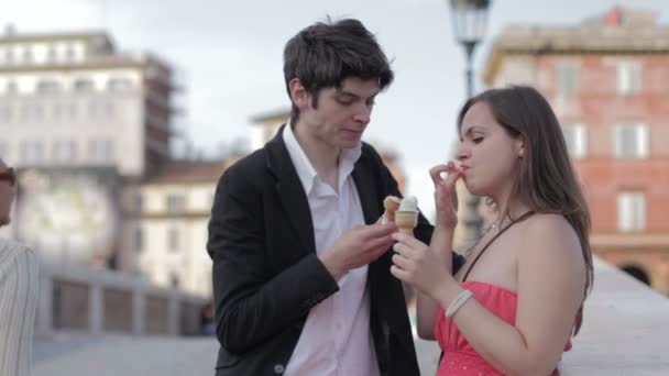 Rindo - piada ruim com cone de sorvete — Vídeo de Stock