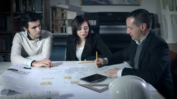 Studio d'architecte travail d'équipe : hommes et femmes d'affaires travaillant sur les plans — Video