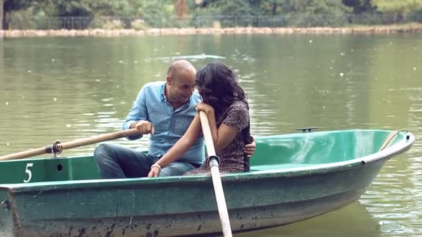 Couple in love on the rowboat: small lake in Villa Borghese in Rome — Stock Video