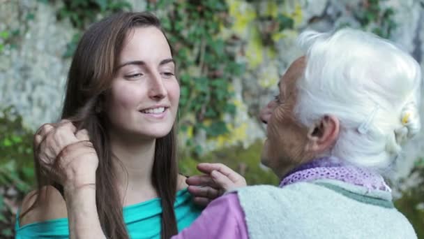 Grandmother and granddaughter in an affectionate lifestyle portrait — Stockvideo