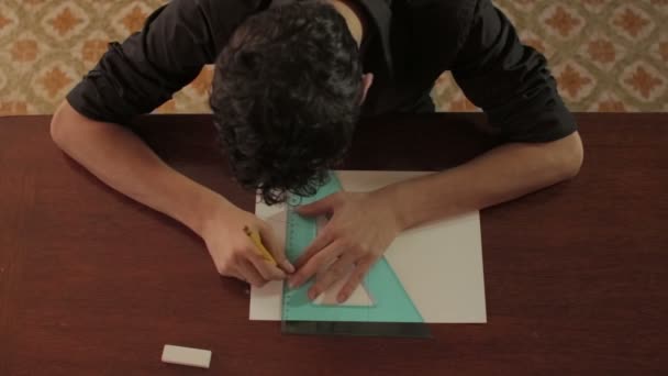 Estudiante preparando su examen de arquitectura - diseño - planta — Vídeos de Stock