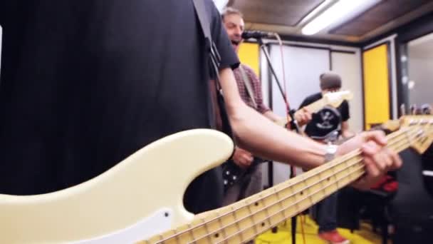 Vista general de una banda tocando en el estudio — Vídeo de stock