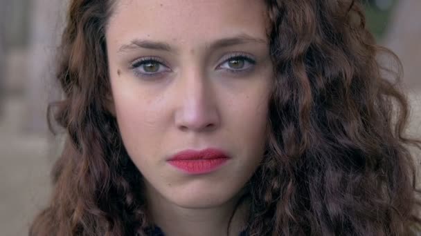 Молода і красива жінка плаче: біль, любов криза, розлучення, розлучення — стокове відео