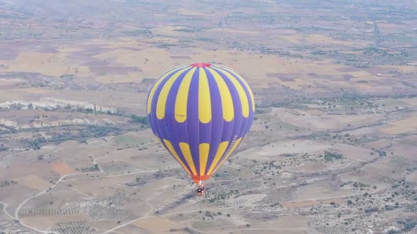 Turkey Cappadocia beautiful balloons flight stone landscape — Stock Video