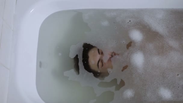 Homme immergé dans la baignoire — Video