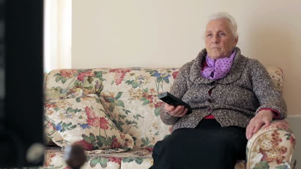 Старушка смотрит телевизор: стар, телевизор, старший, сидит, видит — стоковое видео