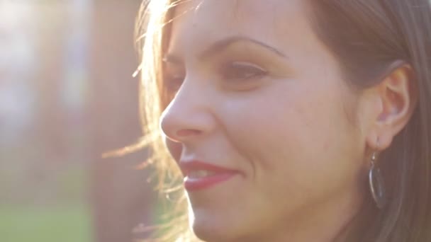 Güzel gülümseyen kadın kapatmak — Stok video