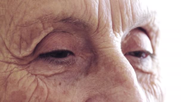 Closeup portrait of a old woman's gaze — Stock Video