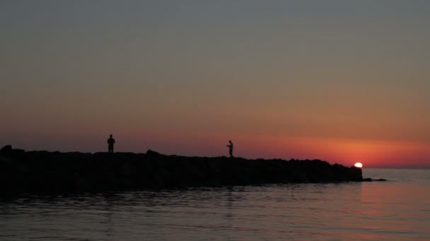 Fishermen fishing on the rocks — Stock Video